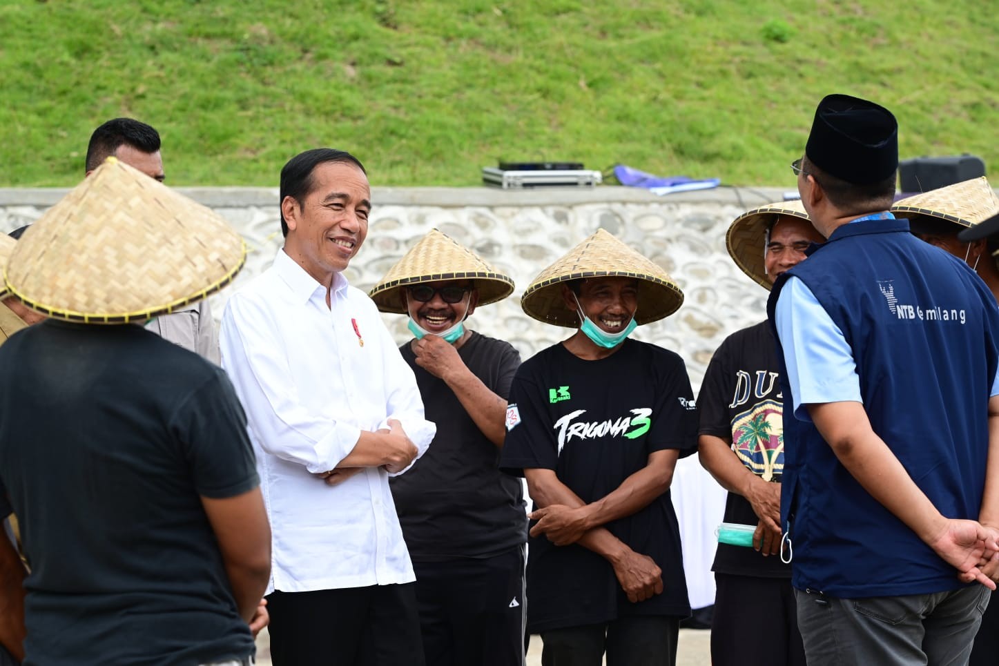 Presiden Jokowi menggunakan baju putih dikelilingi masyarakat