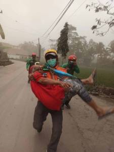Evakuasi Korban Letusan Gunung Semeru. (Foto BNPB) 