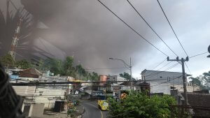Abu vulkanik letusan Gunung Semeru 