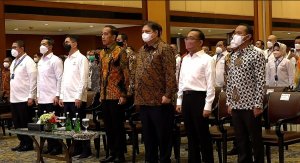 Presiden Jokowi dan Ketua Umum Golkar Airlangga Hartarto dalam Rapimnas Kadin 