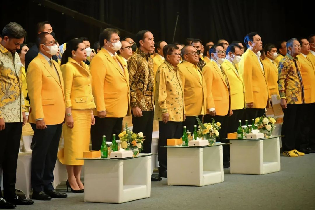 Foto Jajaran pengurus Partai Golkar bersama Presiden Jokowi
