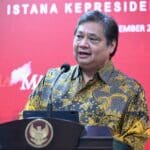 Menteri Koordinator Perekonomian yang juga Ketua Umum Partai Golkar Airlangga Hartarto saat mengumumkan Perppu Cipta Kerja