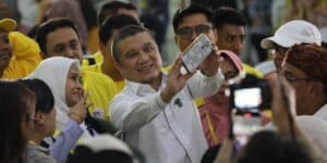 Erwin Aksa Berbaju putih di tengah Konsolidasi pemenangan Pemilu 2024 di Jakarta