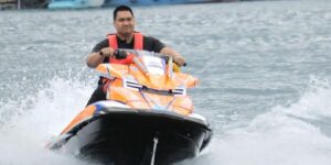 Menteri Pemuda dan Olahraga Republik Indonesia (Menpora RI) Dito Ariotedjo ikut mencoba olahraga Aquabike Jetski World Championship 2023di kawasan Danau Toba, Provinsi Sumatera Utara (Sumut), Sabtu (25/11/2023). Foto: Kemenpora