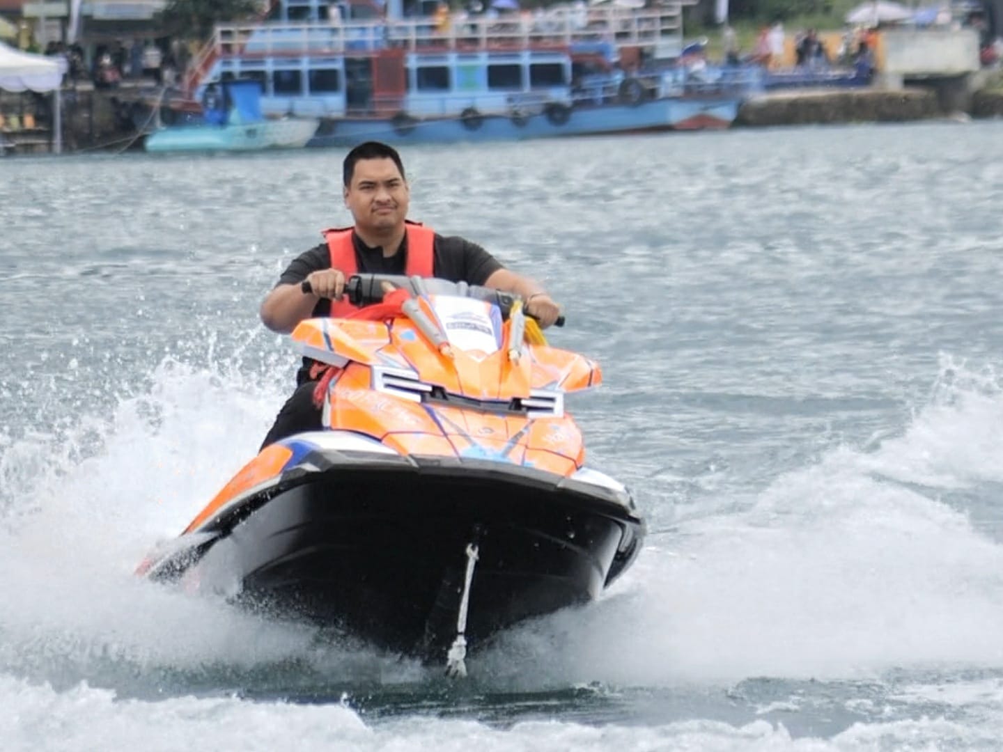 Menteri Pemuda dan Olahraga Republik Indonesia (Menpora RI) Dito Ariotedjo ikut mencoba olahraga Aquabike Jetski World Championship 2023di kawasan Danau Toba, Provinsi Sumatera Utara (Sumut), Sabtu (25/11/2023). Foto: Kemenpora
