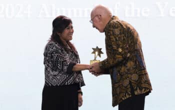 Gunbernur Jenderal Australia David Hurley menyerahkan penghargaan Alumni of the Year pada politisi Partai Golkar Meutya Hafid