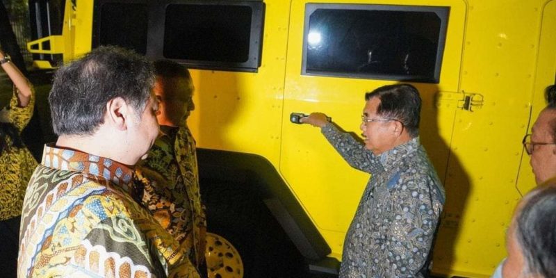 Airlangga Hartarto Ajak Jusuf Kalla Review Mobil Tempur Sekjen Golkar Lodewijk
