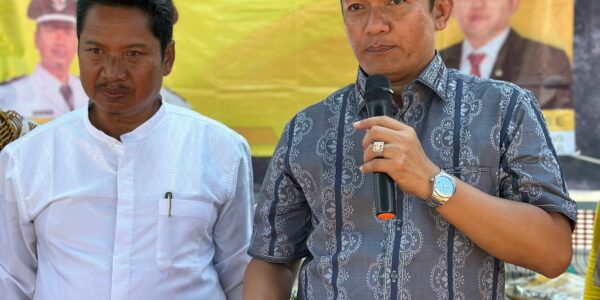 Bambang Hermanto Resmikan PJUTS di Indramayu