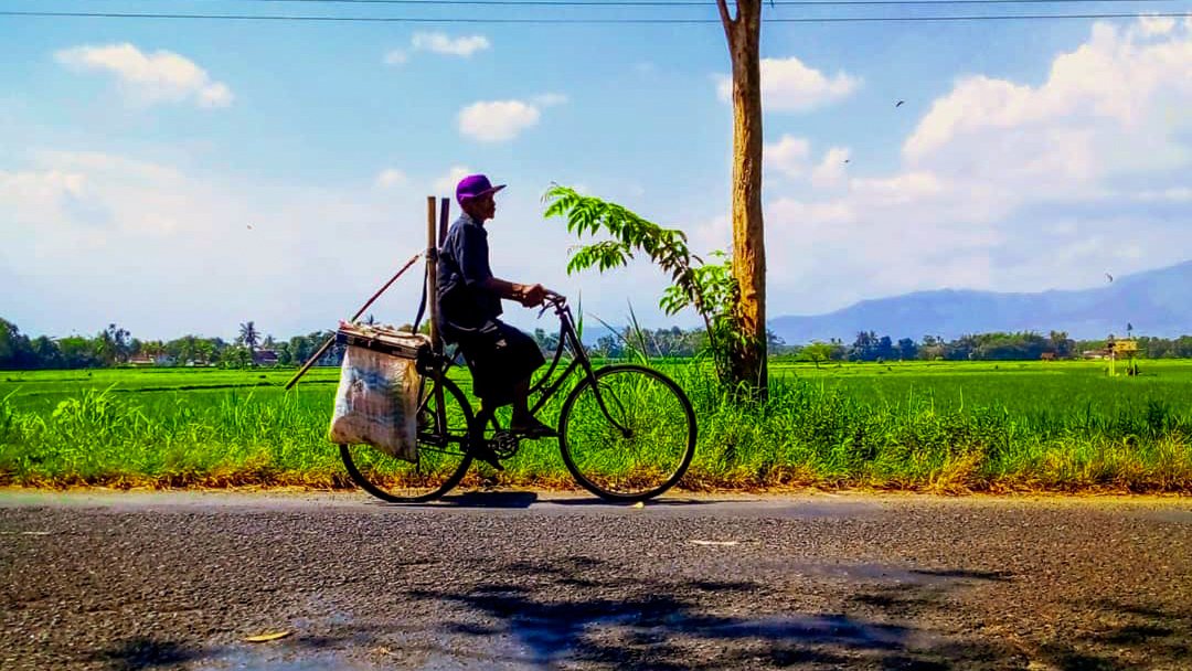 Bersepeda, salah satu olahraga dan kegiatan yang disukai orang Indonesia