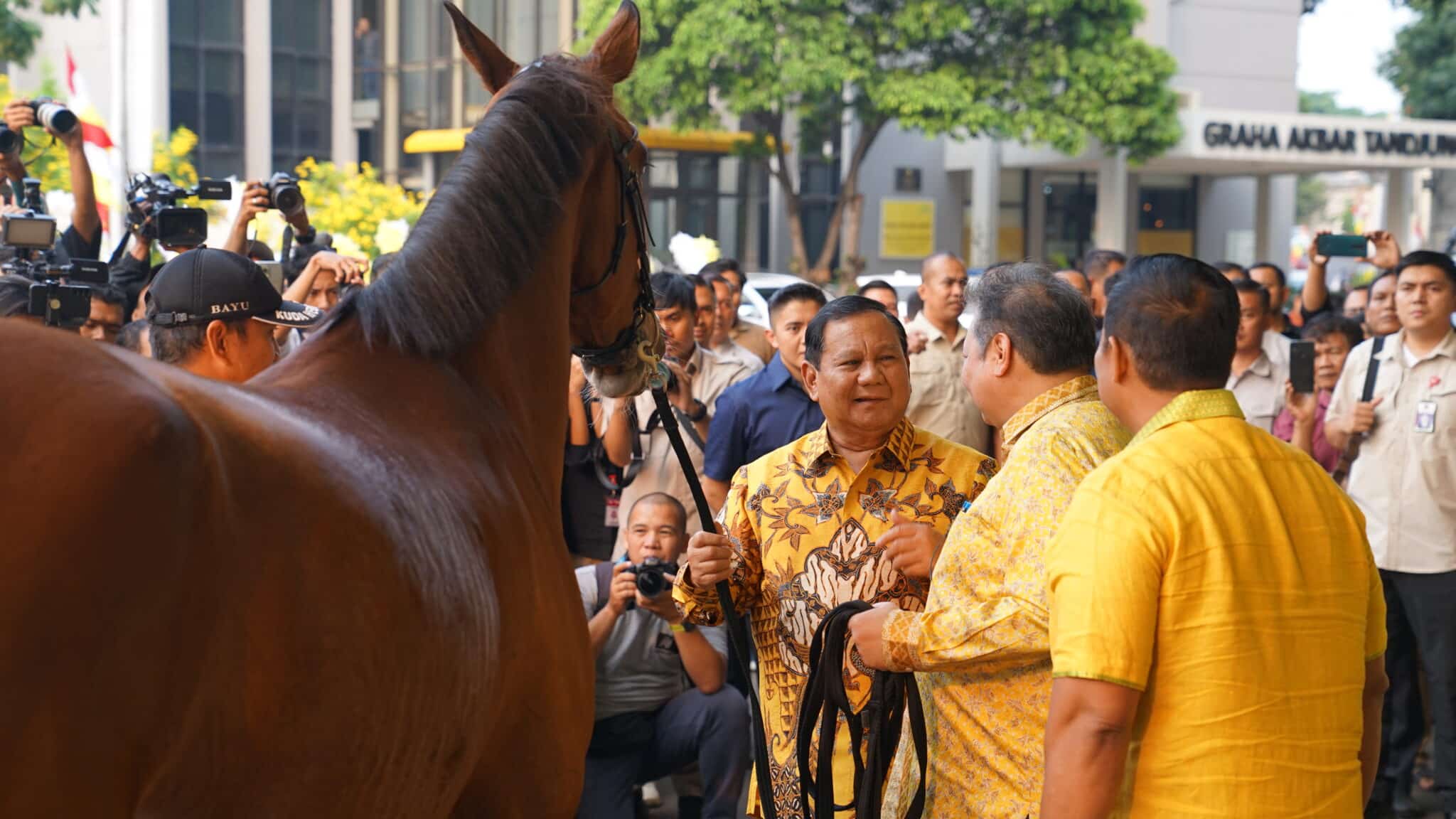 Prabowo subianto menerima hadiah seekor kuda 