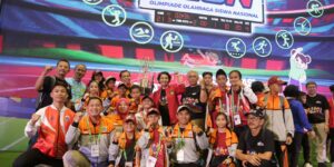 Peserta Olimpiade Olahraga Siswa Nasional (O2SN) tahun 2023 berfoto bersama pada acara penutupan O2SN di Kantor Kemendikbudristek, Jakarta, Sabtu (23/9/2023). Foto: Kemendukbud