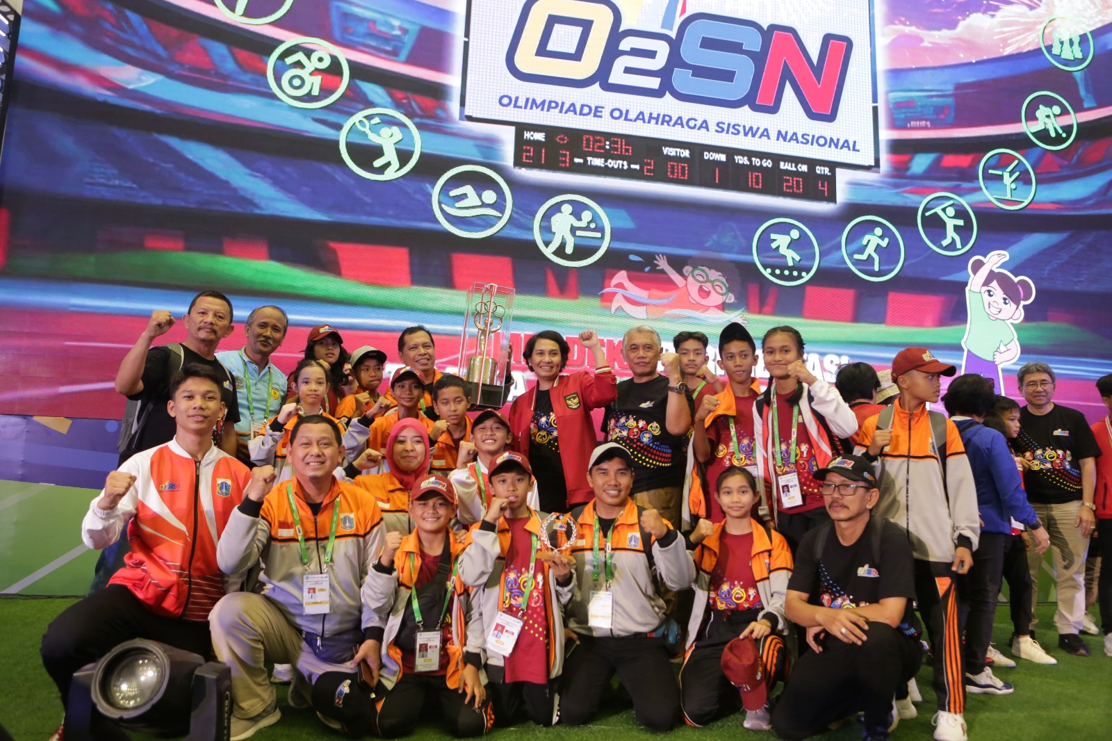 Peserta Olimpiade Olahraga Siswa Nasional (O2SN) tahun 2023 berfoto bersama pada acara penutupan O2SN di Kantor Kemendikbudristek, Jakarta, Sabtu (23/9/2023). Foto: Kemendukbud