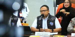 Direktur Tindak Pidana Siber Bareskrim Polri Brigjen Pol. Adi Vivid Agustiadi Bachtiar menjawab wartawan, di Jakarta, Senin (2/10/2023). Foto: Polri