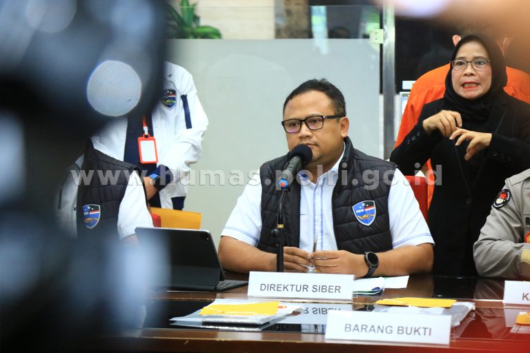 Direktur Tindak Pidana Siber Bareskrim Polri Brigjen Pol. Adi Vivid Agustiadi Bachtiar menjawab wartawan, di Jakarta, Senin (2/10/2023). Foto: Polri