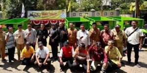 Fraksi Golkar DPRD Kabupaten Pasuruan membagikan kendaraan pengangkut sampah di Kecamatan Rembang, Senin (4/9)