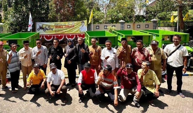 Fraksi Golkar DPRD Kabupaten Pasuruan membagikan kendaraan pengangkut sampah di Kecamatan Rembang, Senin (4/9)