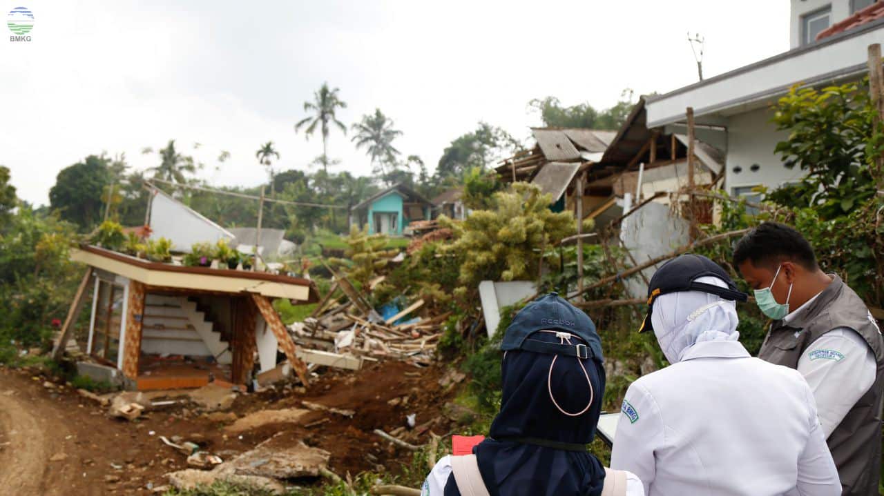 Potret dampak gempa Cianjur, merobohkan bangunan