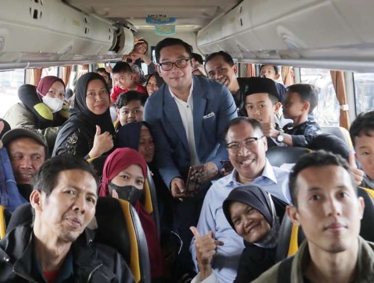 Gubernur Jawa Barat berfoto bersama peserta mudik gratis Pemprov Jabar di Bandung