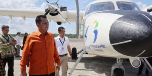 Gubernur Kepri Ansar Ahmad menjajal langsung Pesawat N219 produksi dalam negeri di Bandara Raja Haji Fisabilillah, Tanjungpinang, Sabtu (17/6/2023). Foto: Pemprov Kepri
