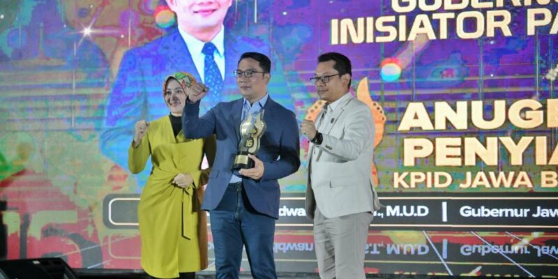 Ridwan Kamil Terima Penghargaan sebagai Gubernur Inisiator Pengawasan Media Digital