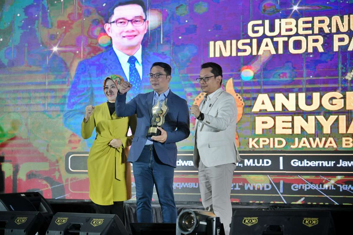 Gubernur Jawa Barat Ridwan Kamil terima penghargaan dari KPID Jabar