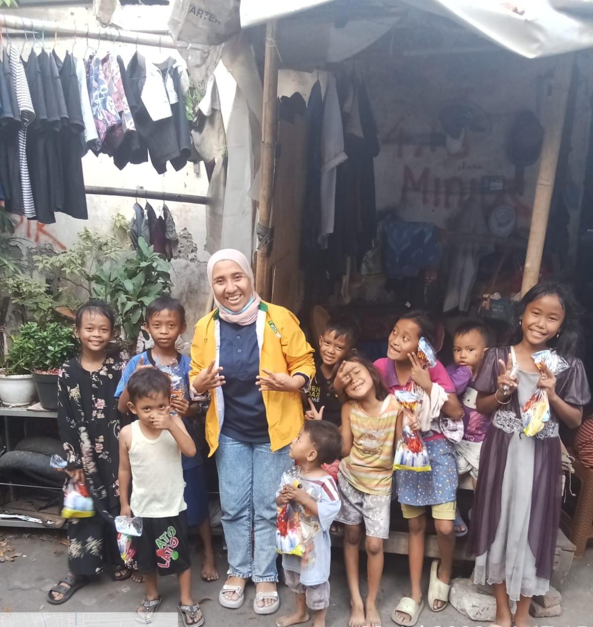Fungsionaris Golkar Gita Nasution bersama anak-anak