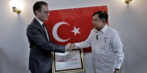 Ketua Umum PMI Jusuf Kalla saat menyerahkan bantuan Bantuan Bang tunai USD100.000 pada korban Gempa turki pada Kuasa Usaha kedutaan Turki Ömer Orhun Çelikkol