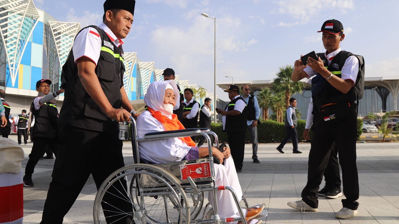 Potret jemaah haji lansia menggunakan kursi roda (Foto by: Kementerian Agama RI)