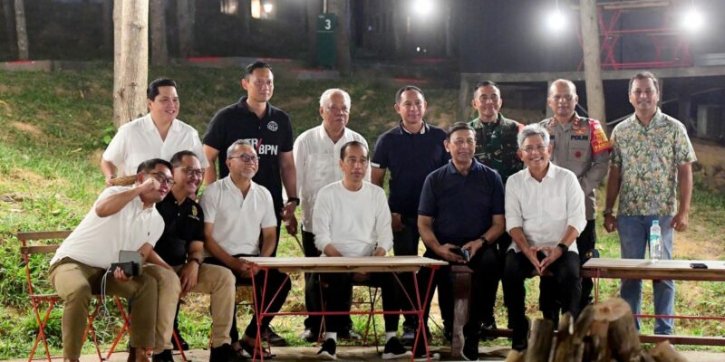 Presiden Jokowi dan Para Menteri Beserta Panglima TNI Nikmati Malam di IKN Penajam Paser