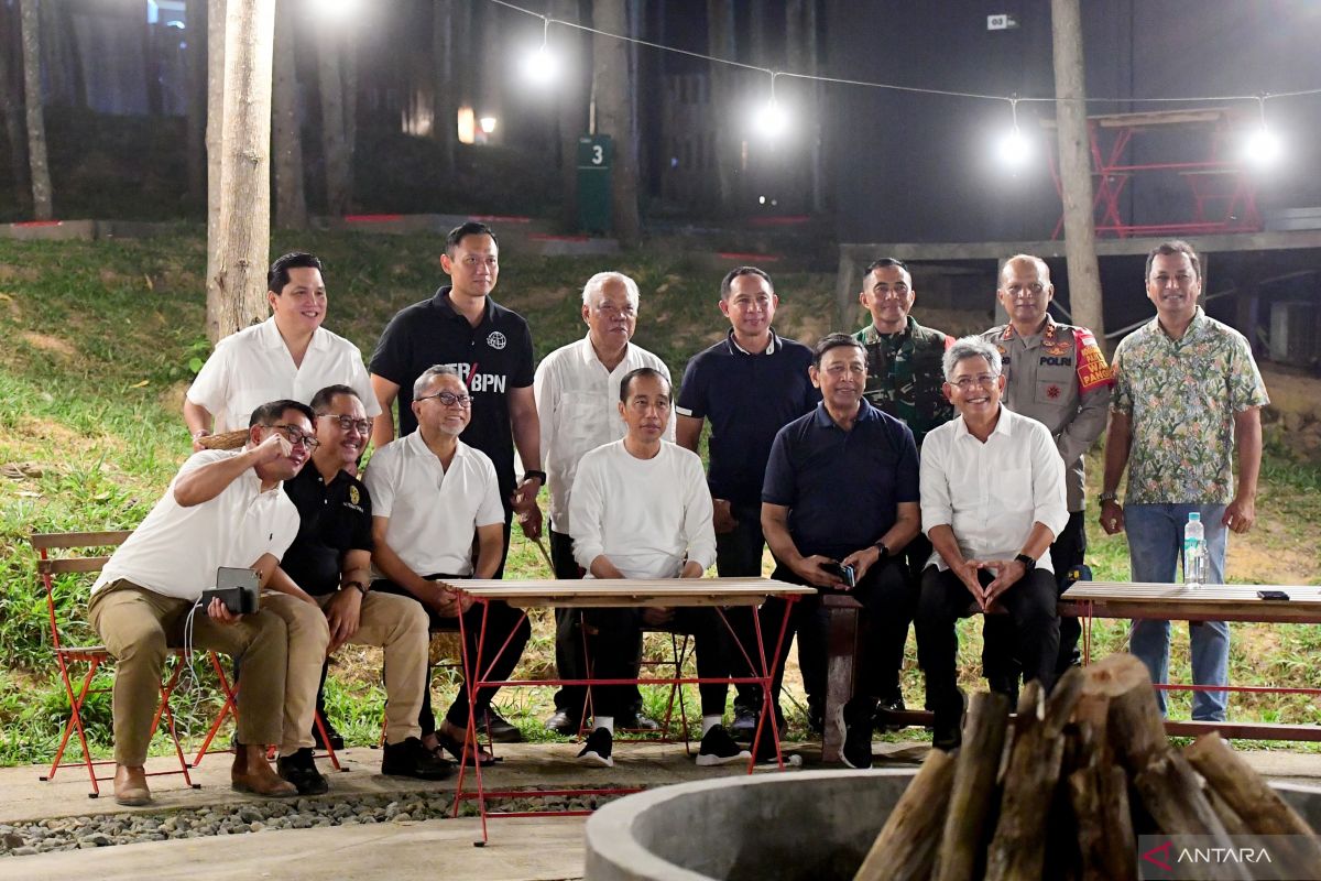 Presiden Joko Widodo bersama para menteri dan Panglima TNI Jenderal TNI Agus Subiyanto menikmati malam di IKN, Kalimantan Timur, Kamis (29/2/2024). ANTARA/HO-BPMI Setpres
