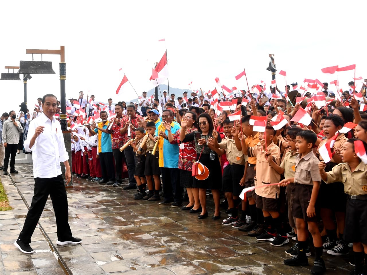 Presiden Jokowi dan siswa-siswa sekolah dasar