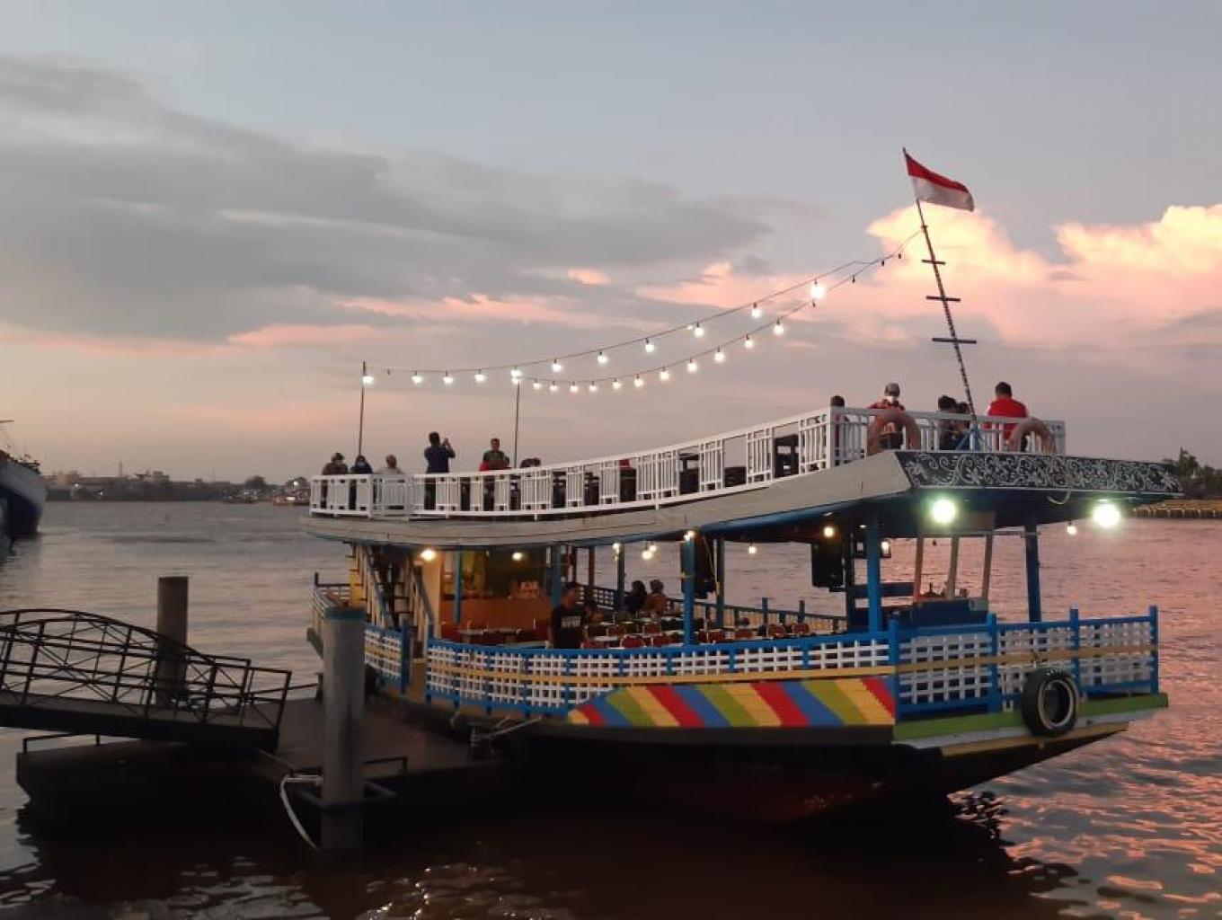 Kapal wisata di Sungai Kapuas saat sore hari