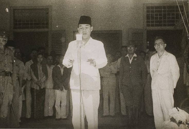 Presiden Soekarno memproklamasikan kemerdekaan Indonesia