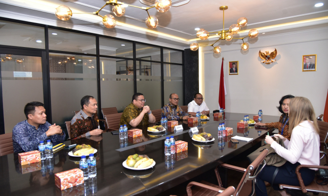Ketua Bawaslu Rahmat Bagja (ketiga dari kiri) menyambut perwakilan UNESCO di Kantor Bawaslu, Jakarta, Rabu (21/6/2023). Foto: Bawaslu
