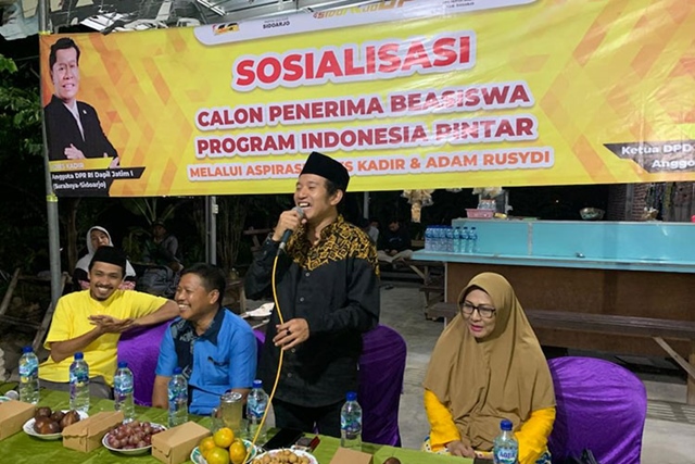 Ketua DPD Golkar Sidoarjo Adam Rusydi memberikan sambutan dalam acara sosialiasi Beasiswa Program Indonesia Pintar (PIP), di Sidoarjo, Jawa Timur, Rabu (2/8/2023). Foto: Ist