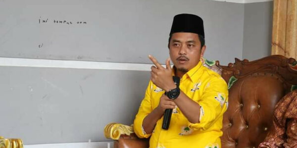 Ketua DPRD Kampar Sembelih Sendiri Hewan Kurban Dari Golkar