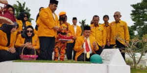Ketua MKGR Jatim Kodrat Sunyoto memimpin upacara dan tabur bunga di Taman Makam Pahlawan (TMP) Mayjen Sungkono, Jawa Timur, belum lama ini. Foto: DPRD Jatim