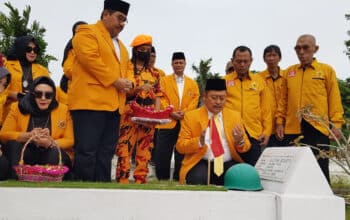 Ketua MKGR Jatim Kodrat Sunyoto memimpin upacara dan tabur bunga di Taman Makam Pahlawan (TMP) Mayjen Sungkono, Jawa Timur, belum lama ini. Foto: DPRD Jatim