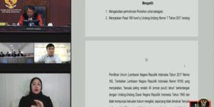 Ketua Mahkamah Konstitusi Anwar Usman membacakan putusan soal batas usia capres dan cawapres di Gedung MK, Jakarta, Senin (16/10/2023). Foto: Tangkap layar siaran langsung MK