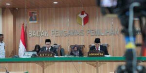 Ketua Majelis Sidang Puadi (kiri) bersama Anggota Majelis Sidang Totok Hariyono (kanan) memimpin sidang dugaan pelanggaran administrasi pemilu di Kantor Bawaslu, Jakarta, Rabu (21/6/2023). Foto: Bawaslu.