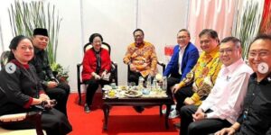 Ketua Umum DPP Golkar Airlangga Hartarto (ketiga dari kanan) berbincang dengan para pemimpin partai di Indonesia, sebelum menghadiri acara Puncak Peringatan Bulan Bung Karno, di Stadion Utama Gelora Bung Karno, Sabtu (25/6/2023). Foto: IG airlanggahartarto_official