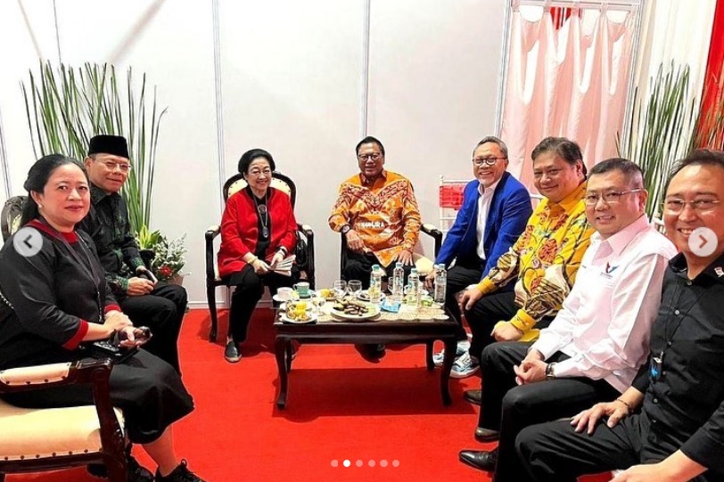 Ketua Umum DPP Golkar Airlangga Hartarto (ketiga dari kanan) berbincang dengan para pemimpin partai di Indonesia, sebelum menghadiri acara Puncak Peringatan Bulan Bung Karno, di Stadion Utama Gelora Bung Karno, Sabtu (25/6/2023). Foto: IG airlanggahartarto_official