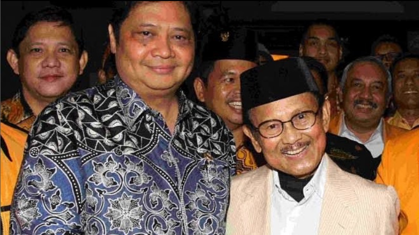 Ketua Umum DPP Golkar Airlangga Hartarto memposting foto kenangan bersama BJ Habibie (alm) dan kader Golkar dalam sebuah acara. Foto. airlanggahartarto_official