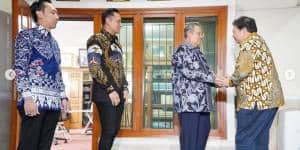 Ketua Umum DPP Partai Golkar Airlangga Hartarto bersalaman dengan Ketua Majelis Tinggi Partai Demokrat Susilo Bambang Yudhoyono