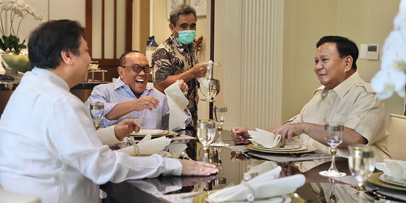 Ketua Umum Partai Golkar Airlangga Hartarto dan Ketua Dewan Pembina Partai Golkar Aburizal Bakrie, di Jakarta, belum lama ini. Foto: Dok