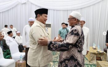 Calon Presiden RI periode 2024-2029 Prabowo Subianto berkumpul bersama 68 kiai dari daerah Pantura Jawa Timur pada akhir pekan lalu. Foto: IG prabowo