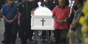 jenazah mantan Gubernur Papua Lukas Enembe dijadwalkan tiba Kamis pagi (28/12) di Bandara Sentani, Kabupaten Jayapura, Papua. Foto: ANTARA