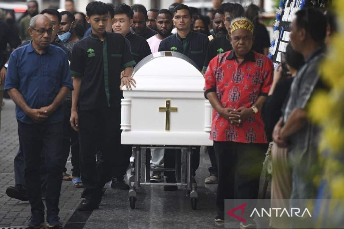 jenazah mantan Gubernur Papua Lukas Enembe dijadwalkan tiba Kamis pagi (28/12) di Bandara Sentani, Kabupaten Jayapura, Papua. Foto: ANTARA