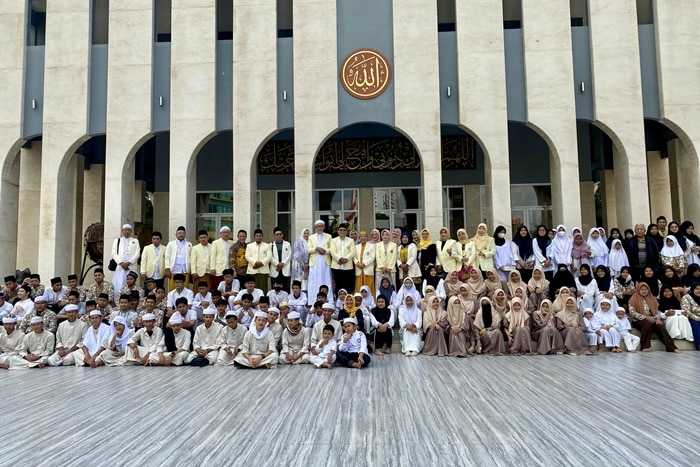 Majelis Dakwah Islamiyah (MDI) merayakan milad (hari jadi)  ke-46 dengan menggelar syukuran yang berisi istighosah dan santunan anak yatim di Masjid Ainul Hikmah,