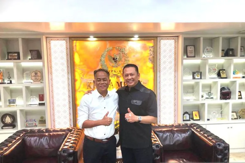 Ketua MPR RI Bambang Soesatyo menerima Direktur Institut Filsafat Pancasila Yoseph Umarhadi, di Jakarta, Sabtu (11/3/2023).